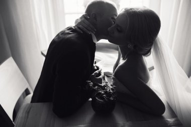 sarışın gelini onu damadı ile