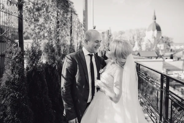 Blonde bride with her groom — Stock Photo, Image