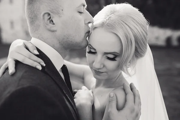 Blonde bride with her groom — Stock Photo, Image