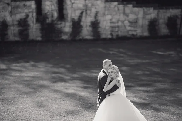 Blonde bride with her groom — Stock Photo, Image