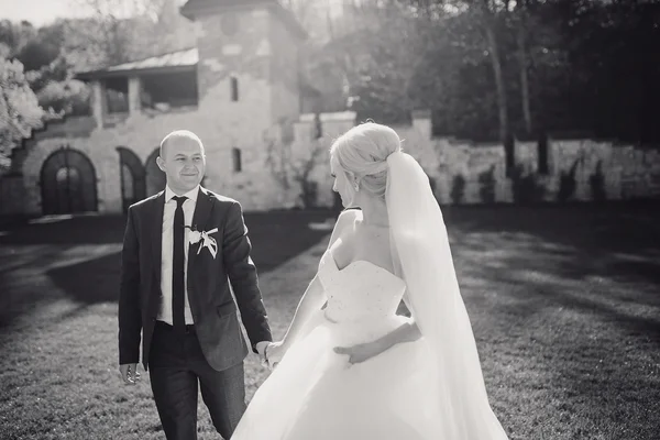 Blonde bride with her groom — Stock Photo, Image