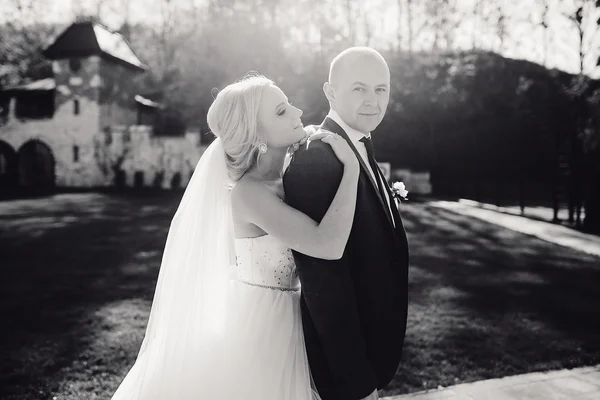 Blonde bride with her groom — Stock Photo, Image