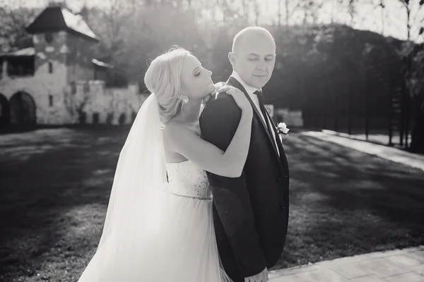 Blonde bride with her groom — Stock Photo, Image