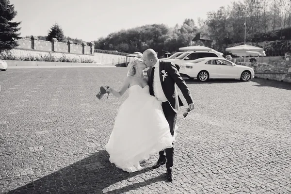 Sposa bionda con il suo sposo — Foto Stock