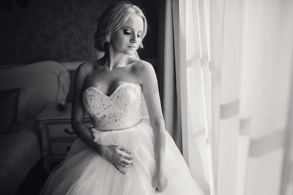 Blonde bride with her groom — Stock Photo, Image