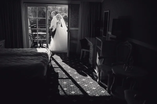 彼女の花婿と金髪の花嫁 — ストック写真