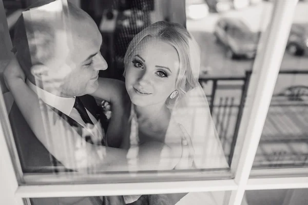 Blond nevěsta s její ženich — Stock fotografie