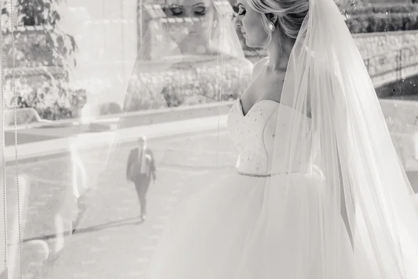 Ξανθιά νύφη με το γαμπρό της — Φωτογραφία Αρχείου