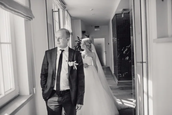 Blonde bride with her groom — Stock Photo, Image