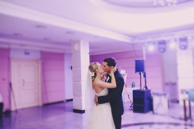 bir restoranda gelin