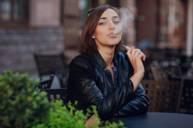 güzel göz alıcı esmer duman elektronik sigara