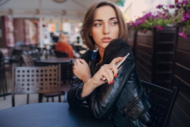 güzel göz alıcı esmer duman elektronik sigara