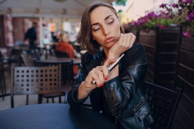 güzel göz alıcı esmer duman elektronik sigara