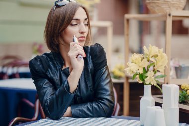 güzel göz alıcı esmer duman elektronik sigara