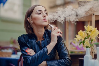 güzel göz alıcı esmer duman elektronik sigara