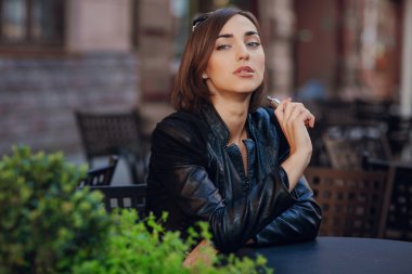 güzel göz alıcı esmer duman elektronik sigara