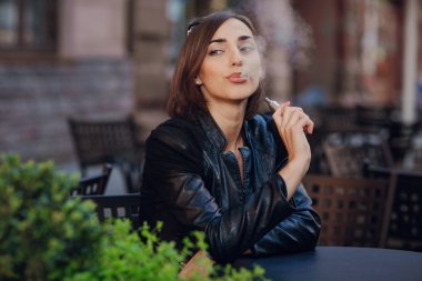 güzel göz alıcı esmer duman elektronik sigara