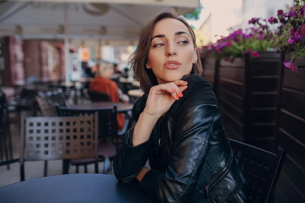 Pretty girl sitting in a cafe — Stock Photo, Image