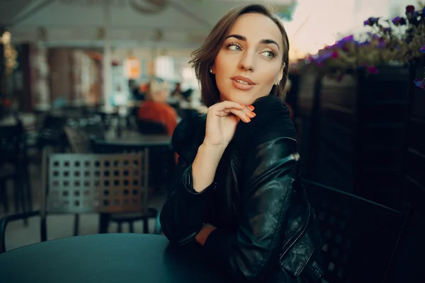 Pretty girl sitting in a cafe — Stock Photo, Image