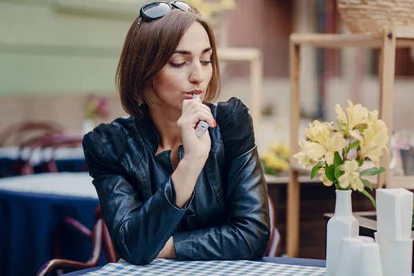 Krásné okouzlující brunetka dým elektronické cigarety — Stock fotografie