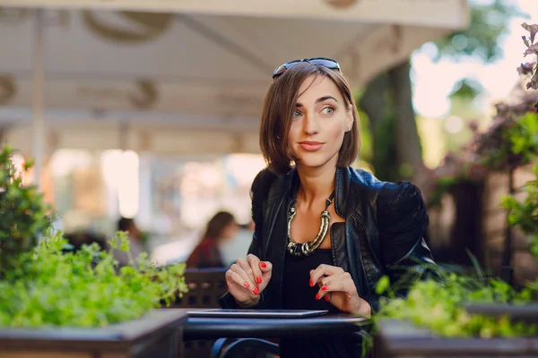 Hermosa chica disfruta de gadgets — Foto de Stock