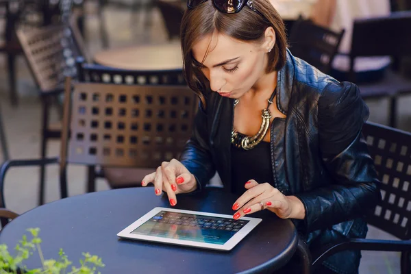 Mooi meisje geniet gadgets — Stockfoto