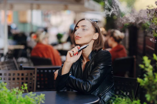 Beautiful glamorous brunette smoke electronic cigarette — Stock Photo, Image