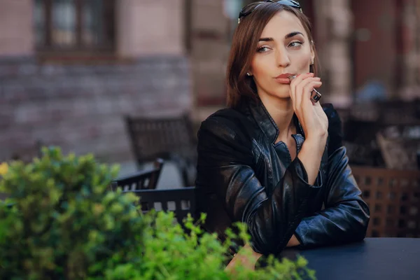 Beautiful glamorous brunette smoke electronic cigarette — Stock Photo, Image