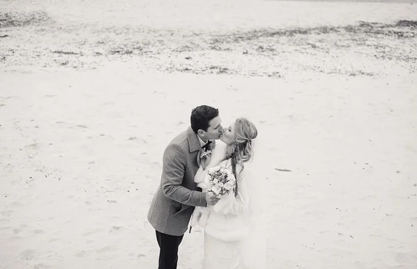 Ślub na plaży w zimie — Zdjęcie stockowe