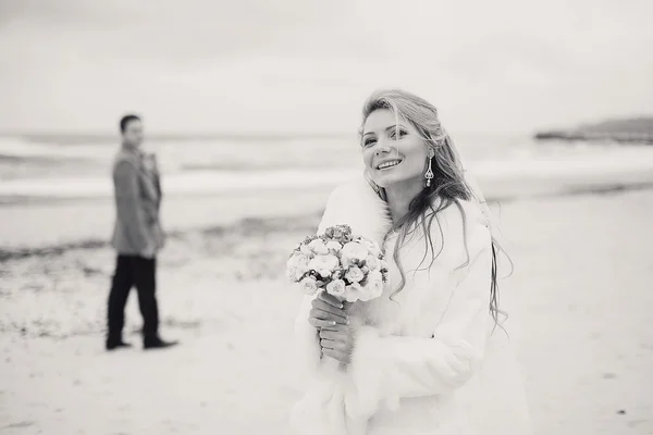 Bruiloft op het strand in de winter — Stockfoto