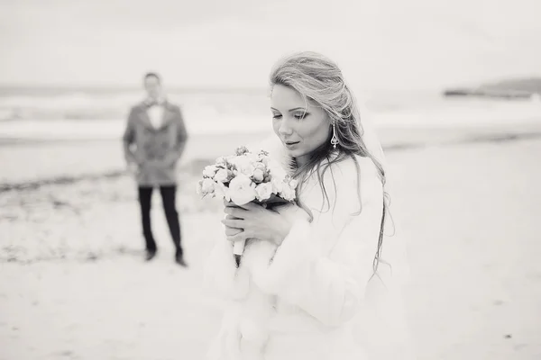 Bröllop på stranden i vinter — Stockfoto