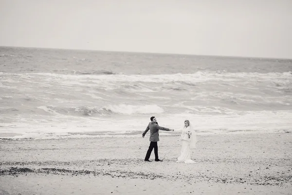 Hochzeit am Strand im Winter — Stockfoto