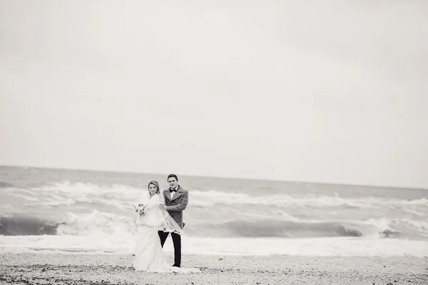 参加婚礼的但在海滩上的冬天 — 图库照片