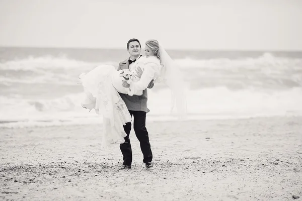 Wedding on the beach in winter — Stock Photo, Image