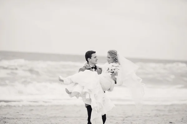 Hochzeit am Strand im Winter — Stockfoto