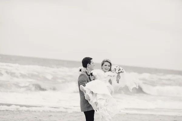 Hochzeit am Strand im Winter — Stockfoto