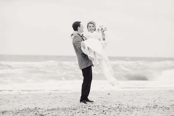 Hochzeit am Strand im Winter — Stockfoto