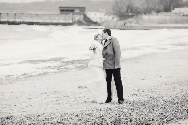 Bröllop på stranden i vinter — Stockfoto