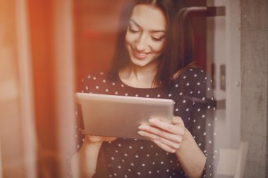 güzel genç kız telefon ve tablet sahiptir