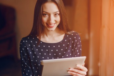 güzel genç kız telefon ve tablet sahiptir