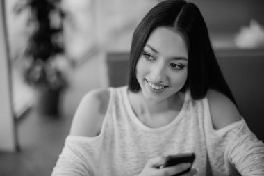 güzel genç kız telefon ve tablet sahiptir