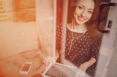 güzel genç kız telefon ve tablet sahiptir