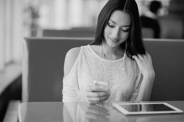 Mooi meisje geniet van telefoon en Tablet PC — Stockfoto