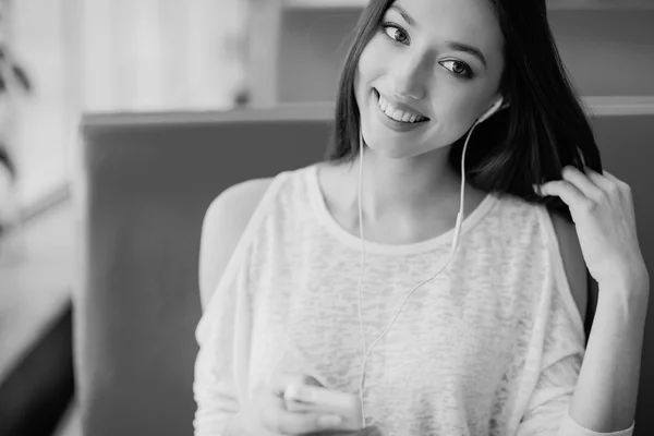 Mooi meisje geniet van telefoon en Tablet PC — Stockfoto