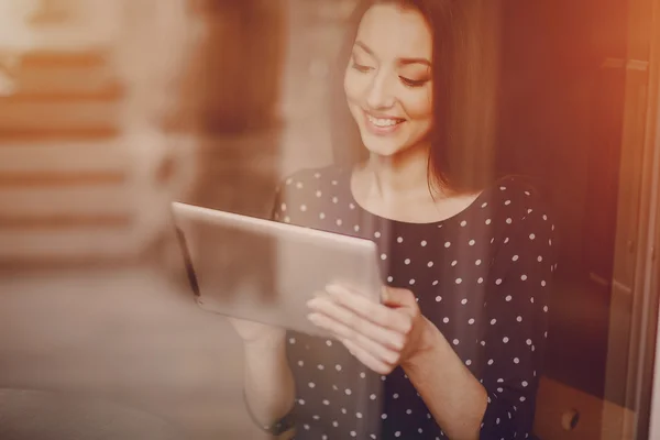 Schöne junge Mädchen genießt Telefon und Tablet — Stockfoto