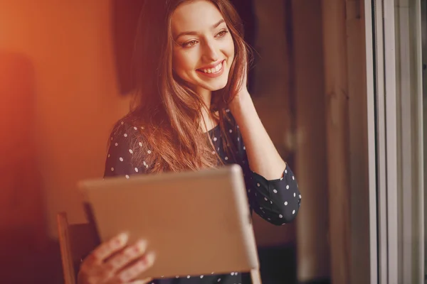 Schöne junge Mädchen genießt Telefon und Tablet — Stockfoto