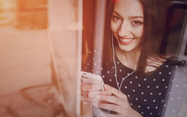 Mooi meisje geniet van telefoon en Tablet PC — Stockfoto