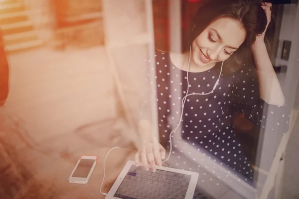 Mooi meisje geniet van telefoon en Tablet PC — Stockfoto