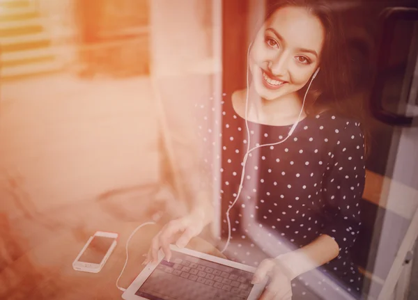 Mooi meisje geniet van telefoon en Tablet PC — Stockfoto