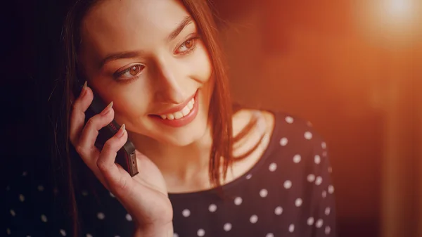 Belle jeune fille jouit téléphone et tablette — Photo